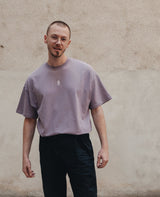 Blume Oversized T-Shirt Lila von NKSP – am Model