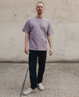 Blume Oversized T-Shirt Lila von NKSP – ganzer Look am Model