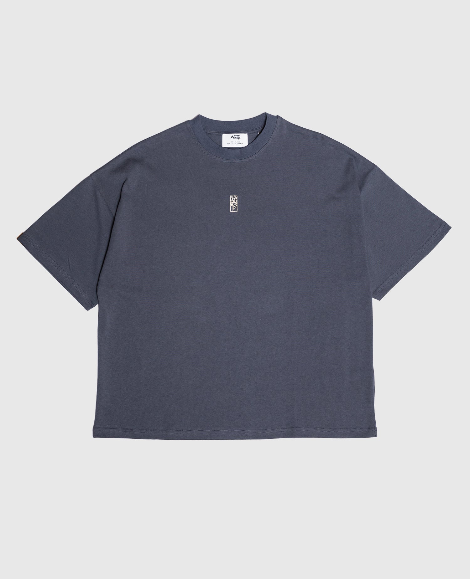 Blume Oversized Boxy T-Shirt Blaugrau von NKSP – gesticktes Blumenmotiv im Stil der Wiener Werkstätte