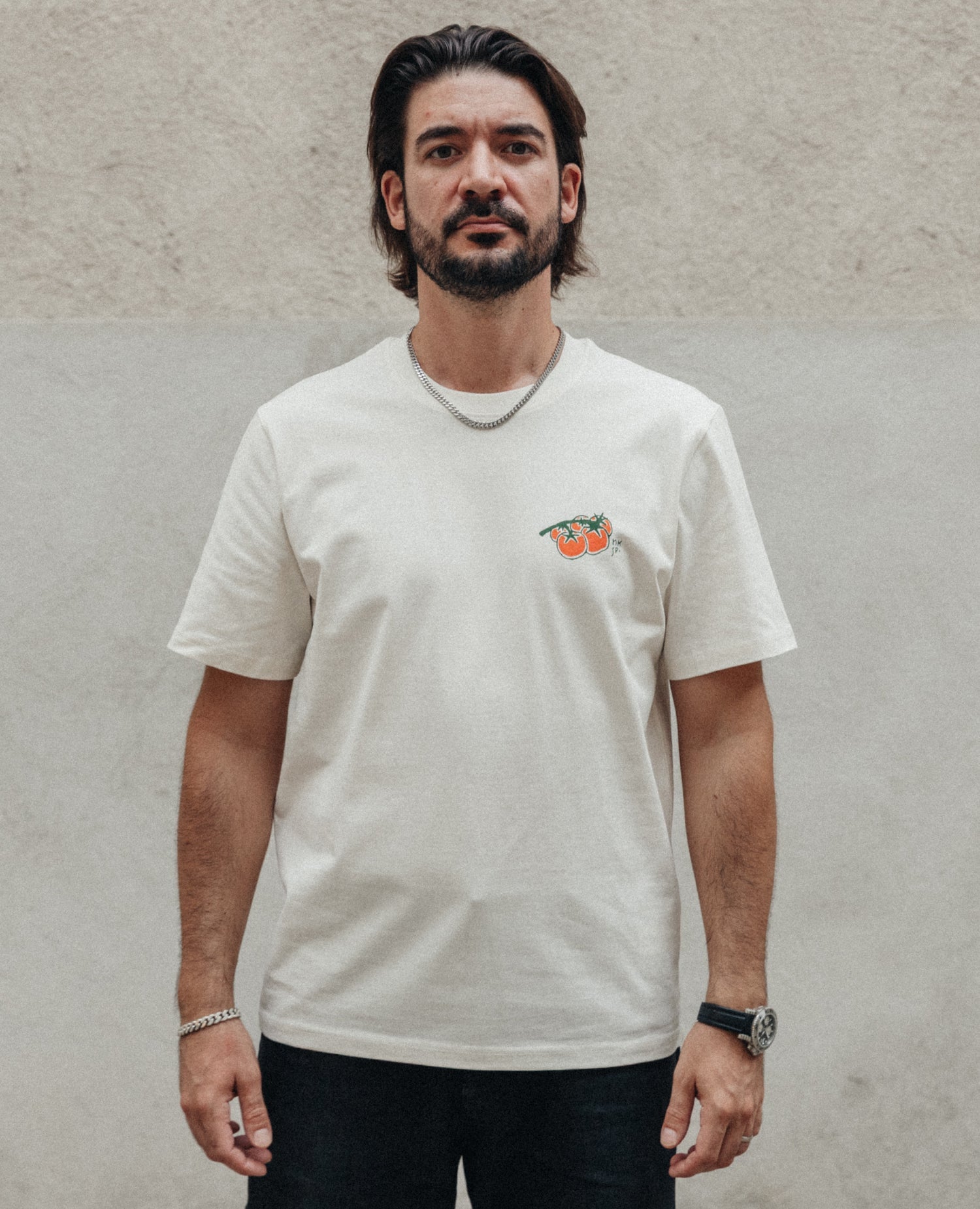 Wiener Märkte T-Shirt Off-White von NKSP – Vorderansicht am Model mit kleinem Paradeiser-Print