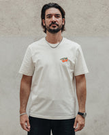 Wiener Märkte T-Shirt Off-White von NKSP – Vorderansicht am Model mit kleinem Paradeiser-Print