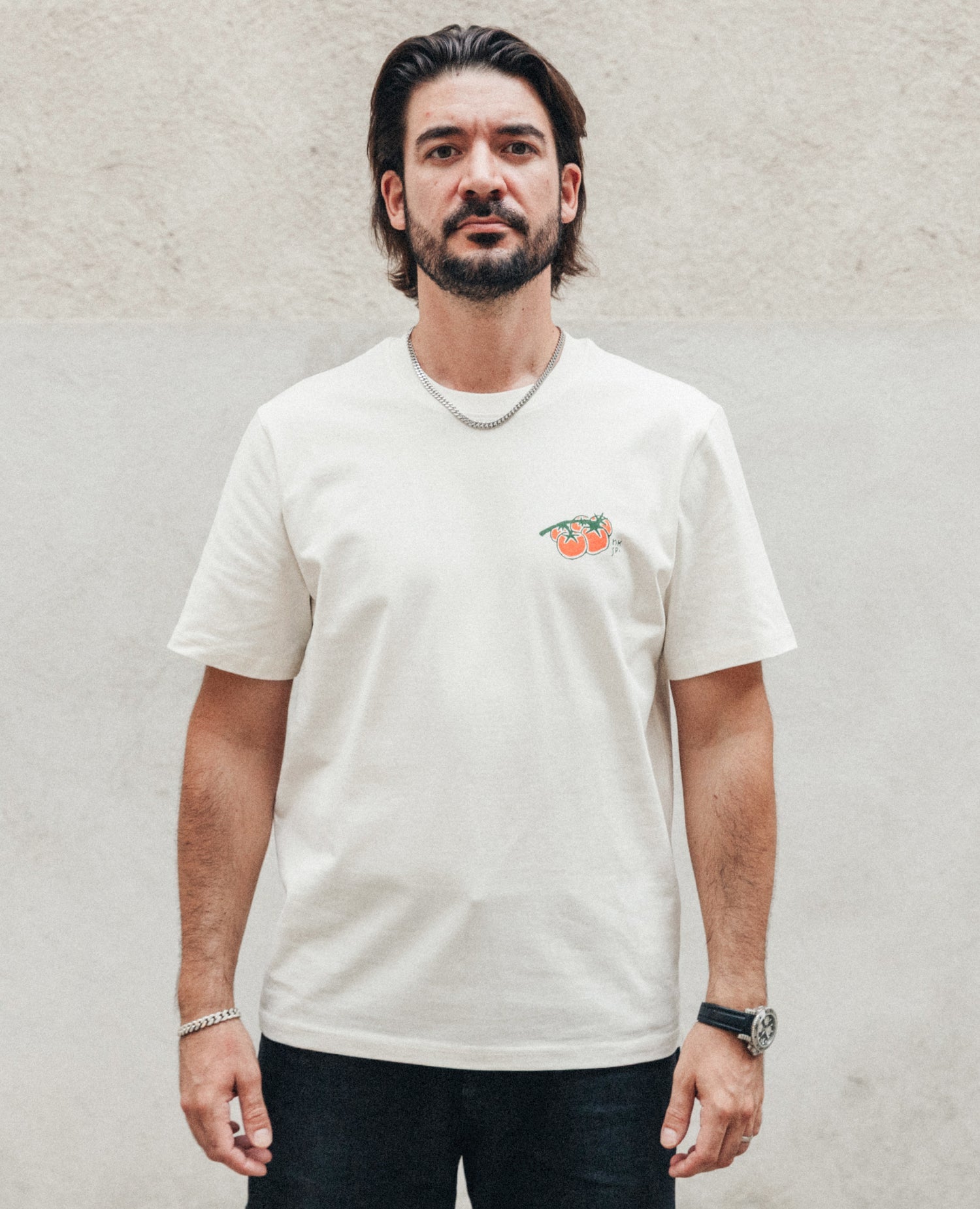 Wiener Märkte T-Shirt Off-White von NKSP – Vorderansicht am Model mit Paradeiser-Print auf der Brust