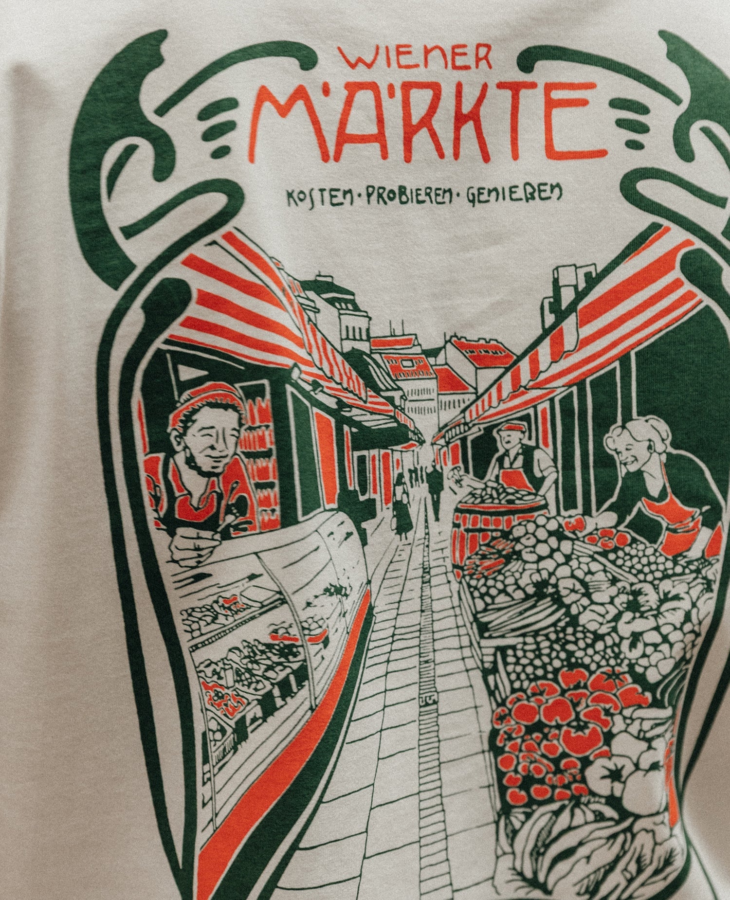 Wiener Märkte T-Shirt Off-White von NKSP – Nahaufnahme des Backprints mit Marktständen und Obst