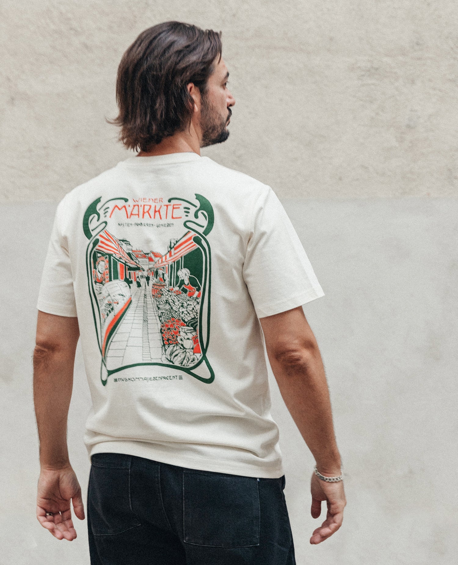 Wiener Märkte T-Shirt Off-White von NKSP – Jugendstil-Backprint mit Marktgasse, am Model
