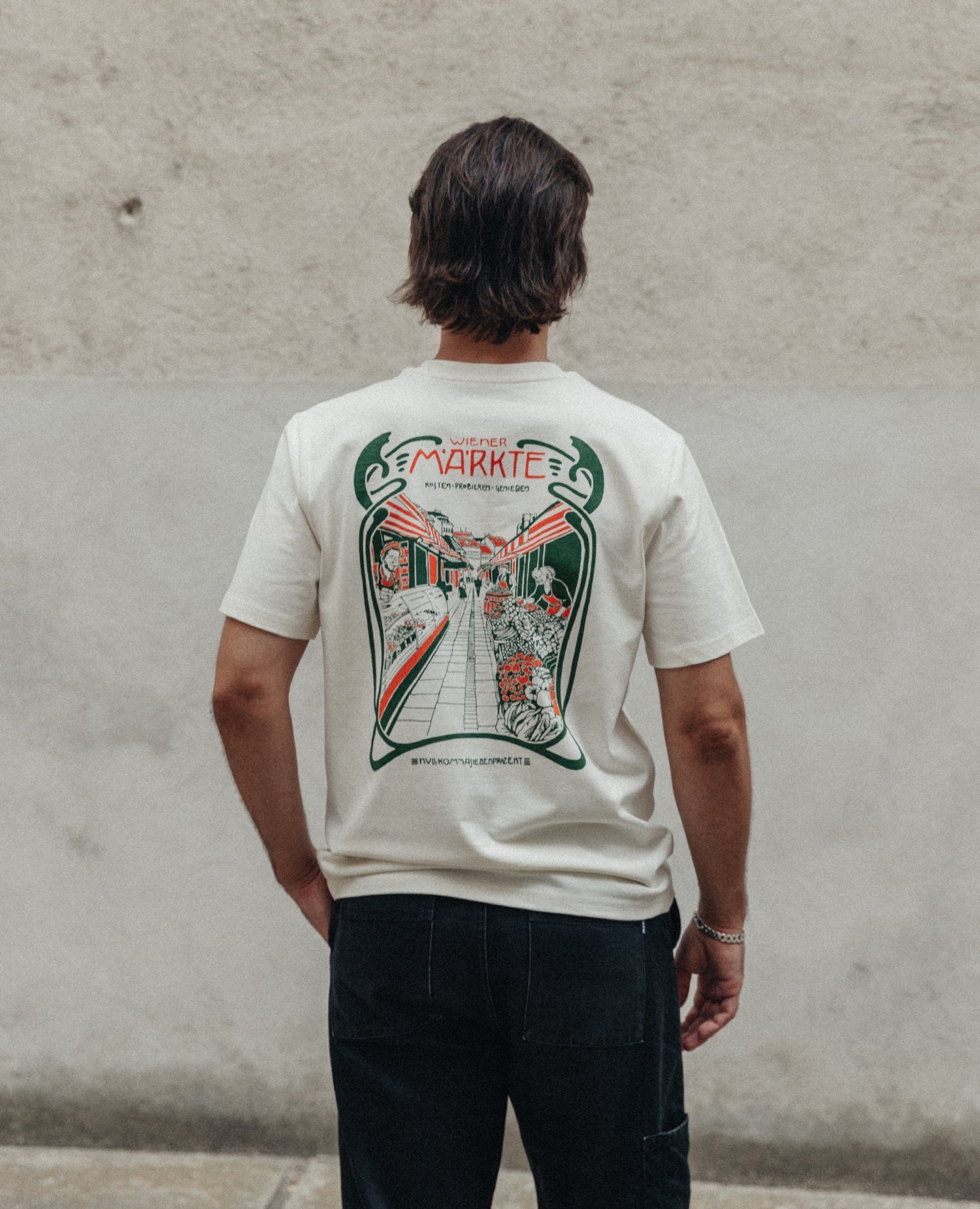 Wiener Märkte T-Shirt Off-White von NKSP – Backprint mit Marktgasse im Jugendstil-Rahmen, am Model
