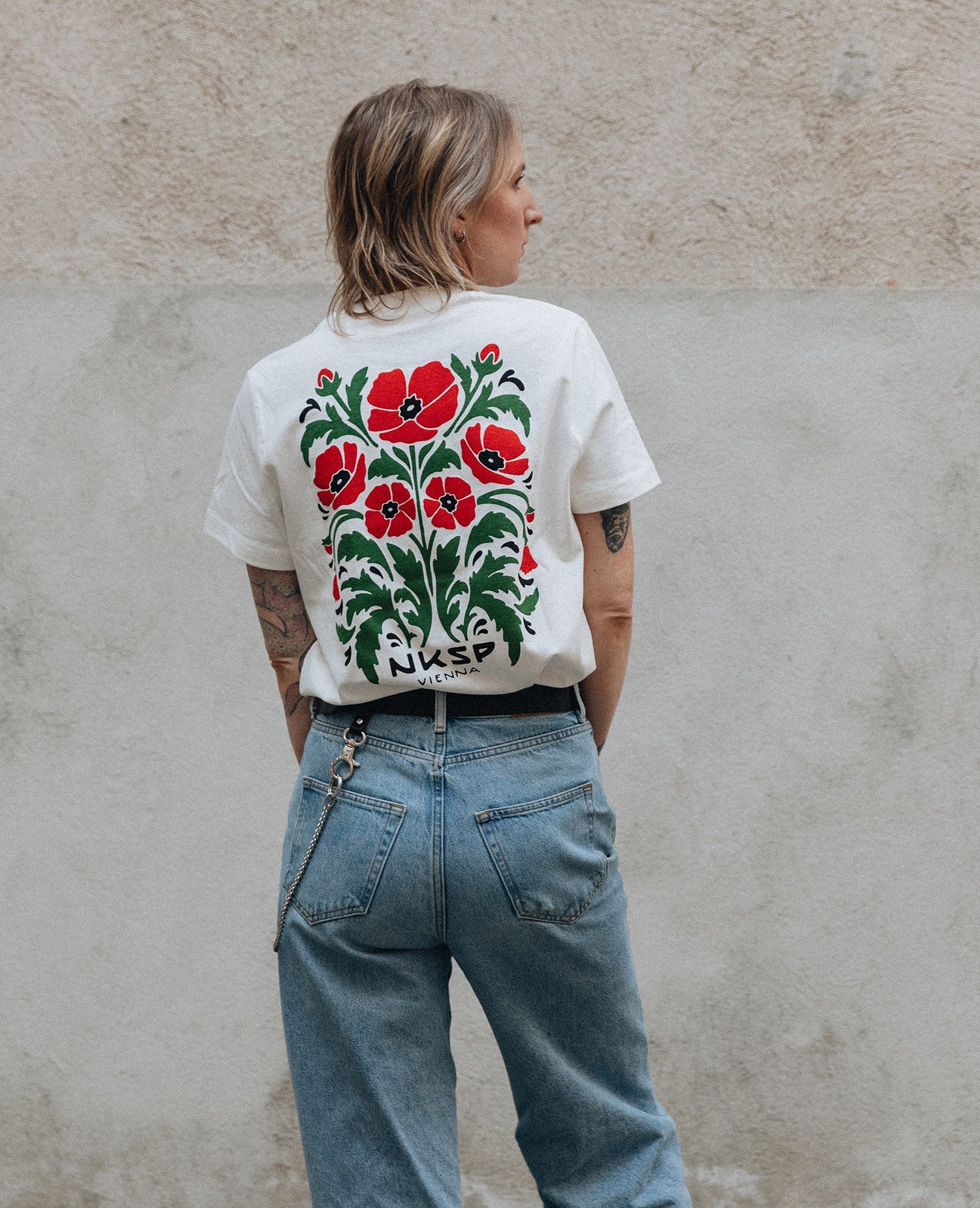 Mohnblumen T-Shirt Off-White von NKSP – gestickte Mohnblume, Vorderansicht