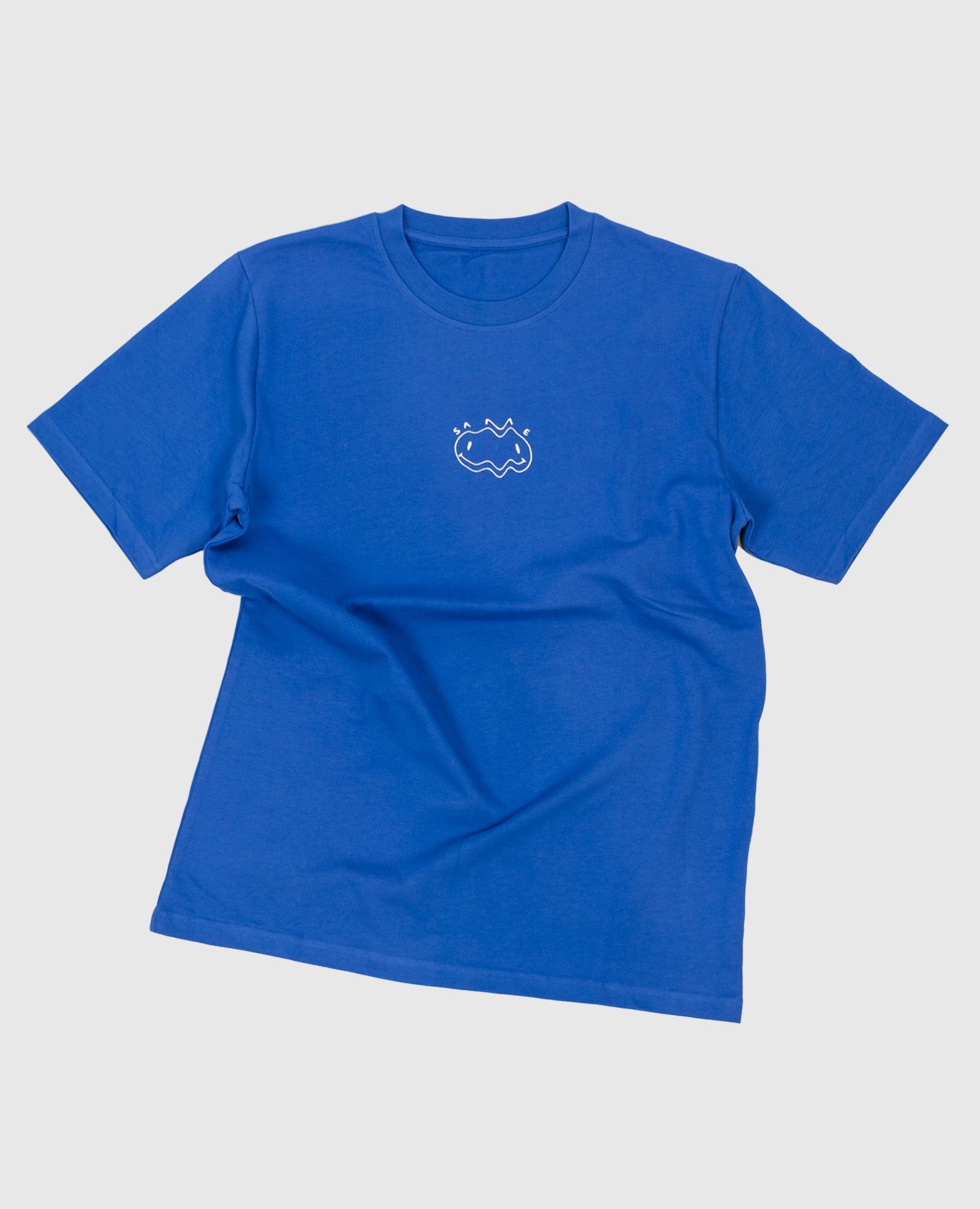 Same Tee Blau von NKSP – flach gelegt mit gesticktem Doppel-Smiley