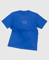 Same Tee Blau von NKSP – flach gelegt mit gesticktem Doppel-Smiley