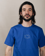 Same Tee Blau von NKSP – Vorderansicht am Model mit Smiley-Stickerei