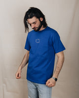 Same Tee Blau von NKSP – weiß gestickter Doppel-Smiley mittig auf der Brust, am Model getragen