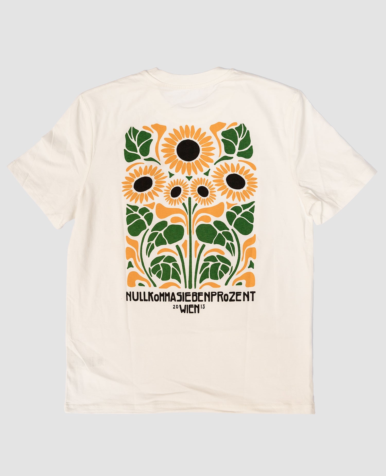 Sonnenblumen T-Shirt Off-White von NKSP – gesticktes Otto-Wagner-Sonnenblumenmotiv