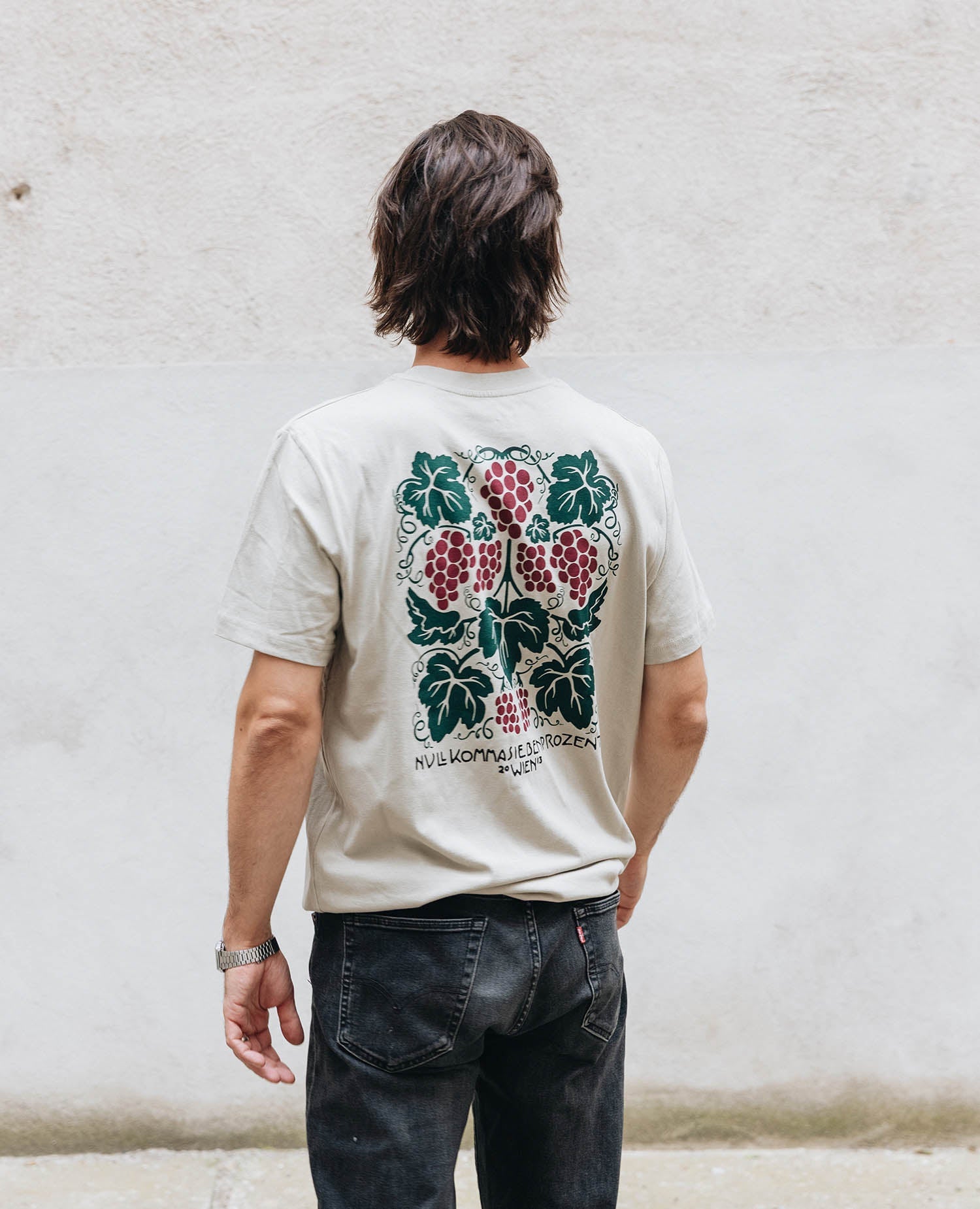 Weinrebe T-Shirt Stone von NKSP – gestickte Weinrebe, Vorderansicht