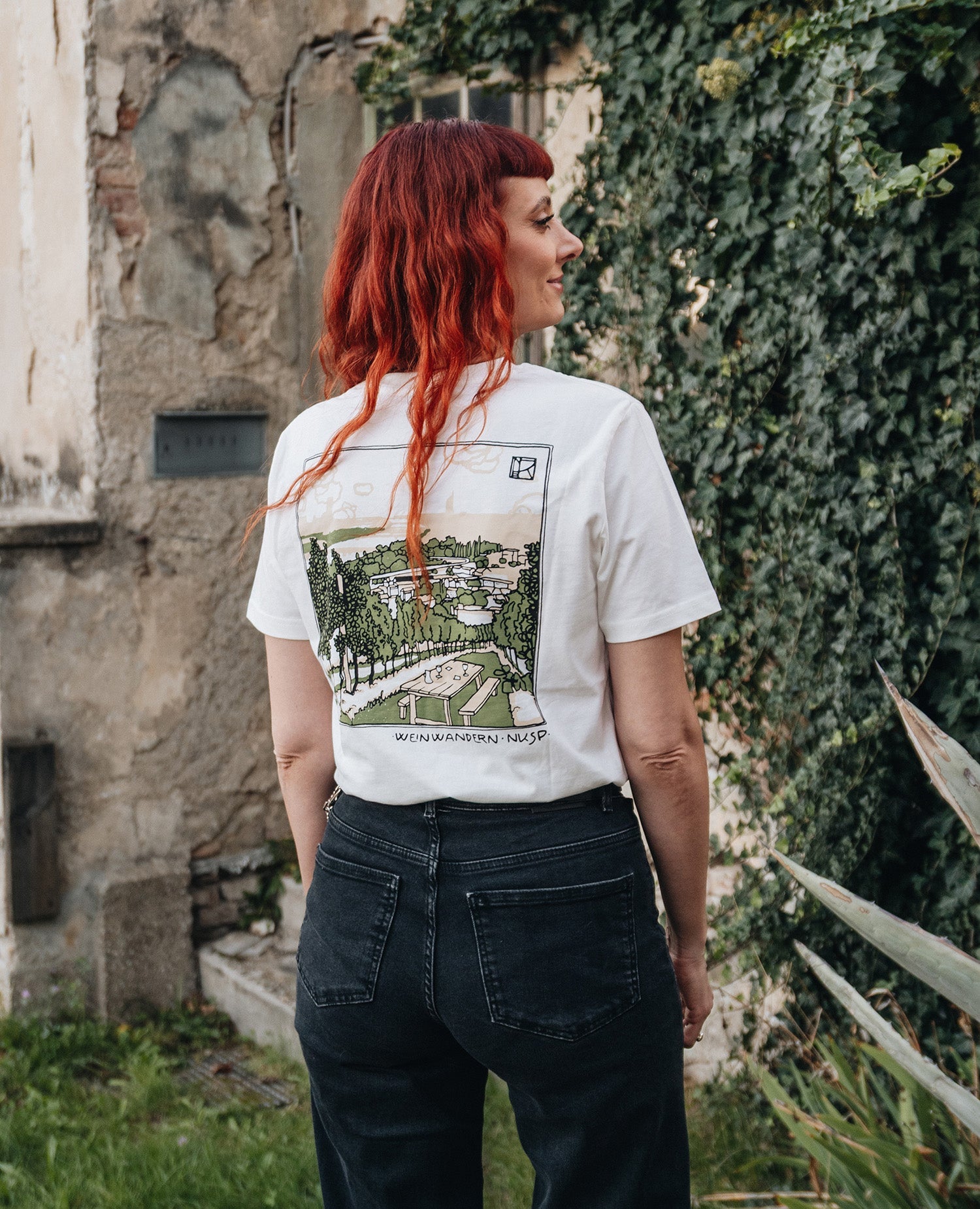 Weinwandern T-Shirt Off-White von NKSP – Backprint Aussicht über die Wiener Weinberge