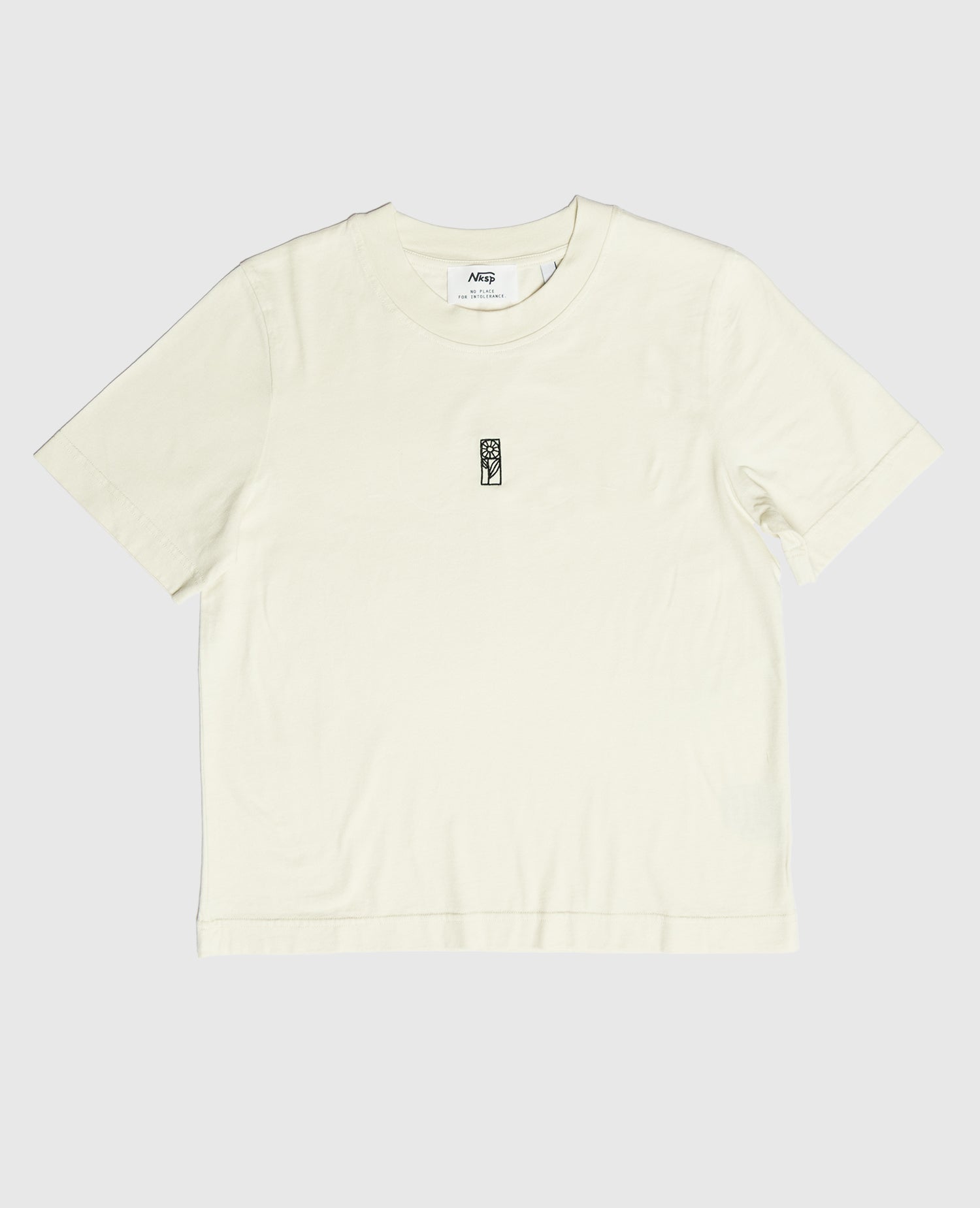Blume Damen T-Shirt Off-White von NKSP – Vorderansicht mit schwarzer Stickerei