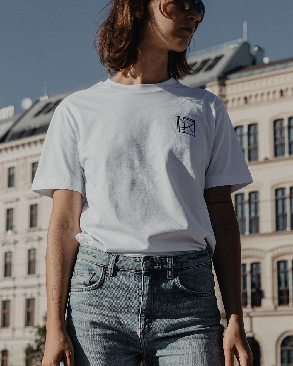 Kein Platz für Intoleranz T-Shirt Weiß von NKSP – am Model in Wien