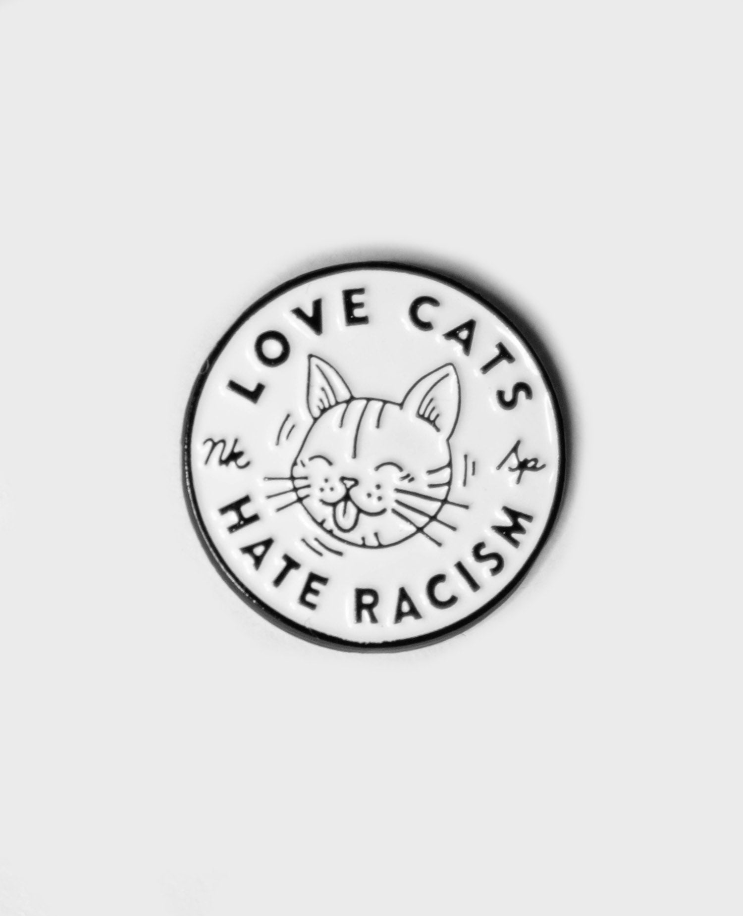 Love Cats Hate Racism Pin von NKSP – Soft-Enamel, Frontansicht