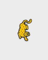 Take No Shit Pin von NKSP – Emaille-Pin mit gelbem Leoparden und schwarzen Flecken
