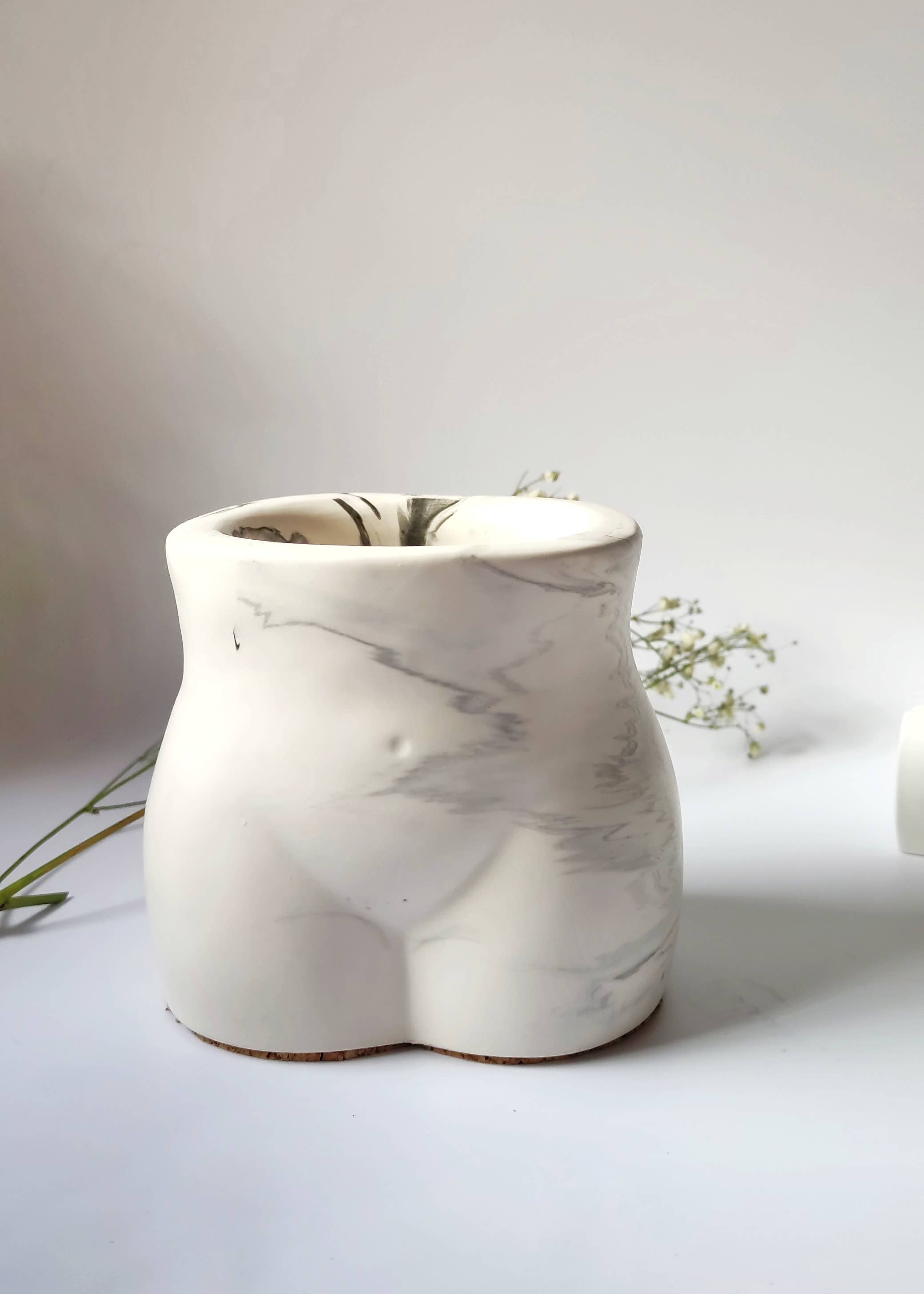 Vase für getrocknete Blumen der weiblichen Silhouette