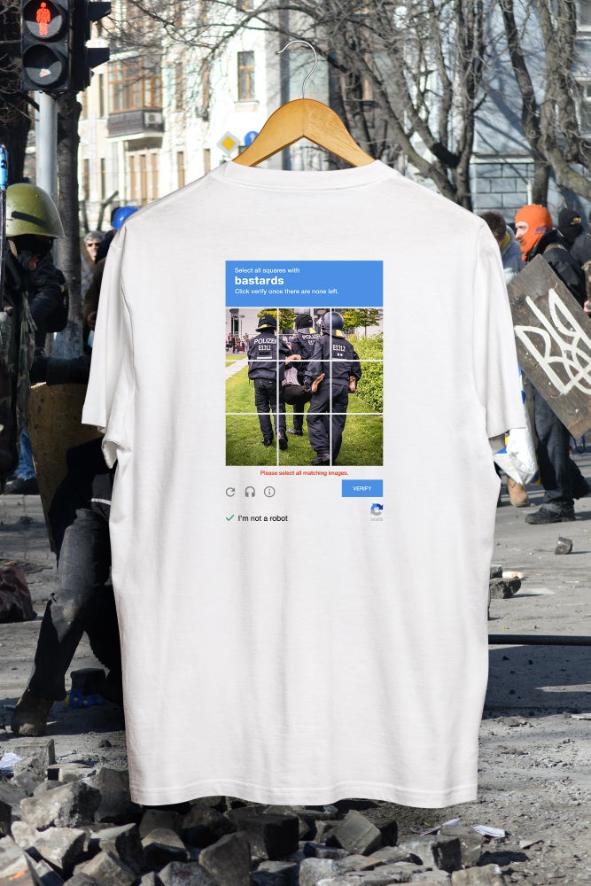 Wien Streetwear T-Shirt weiß, Rücken: Captcha-Print "Select all squares with bastards", Loose Fit Bio Baumwolle