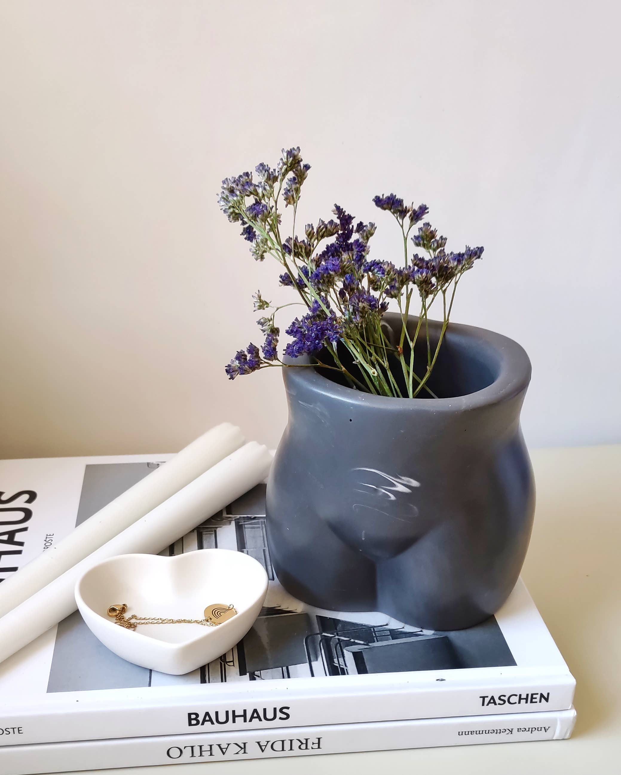 Vase für getrocknete Blumen der weiblichen Silhouette
