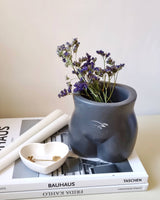Vase für getrocknete Blumen der weiblichen Silhouette
