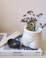 Vase für getrocknete Blumen der weiblichen Silhouette