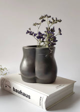 Vase für getrocknete Blumen der weiblichen Silhouette