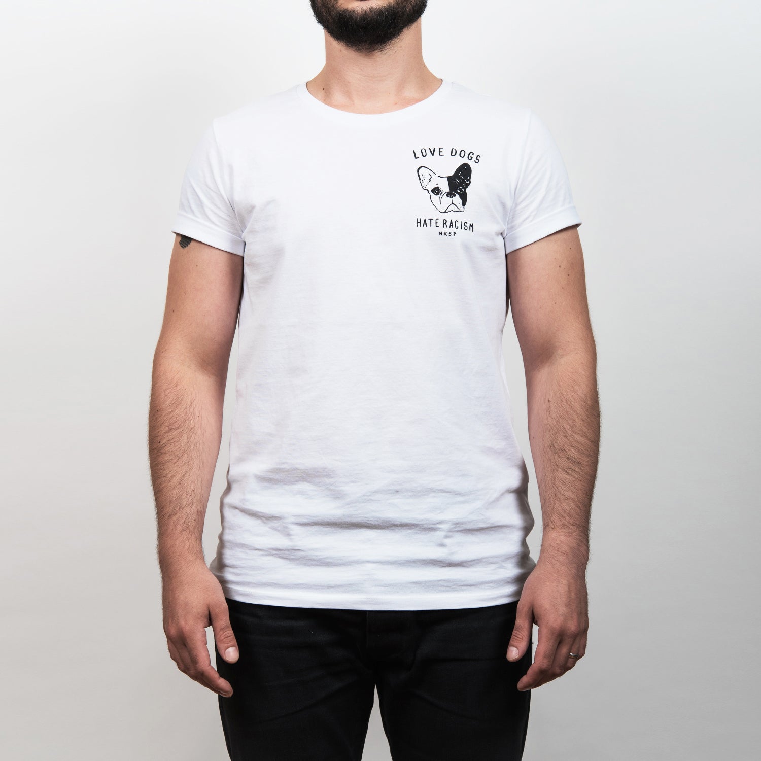 Love Dogs Hate Racism T-Shirt Weiß von NKSP – Brustprint mit französischer Bulldogge Iggy