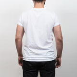 Love Dogs Hate Racism T-Shirt Weiß von NKSP – Rückansicht am Model, unbedruckte Rückseite