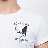 Love Dogs Hate Racism T-Shirt Weiß von NKSP – Nahaufnahme des Bulldoggen-Prints