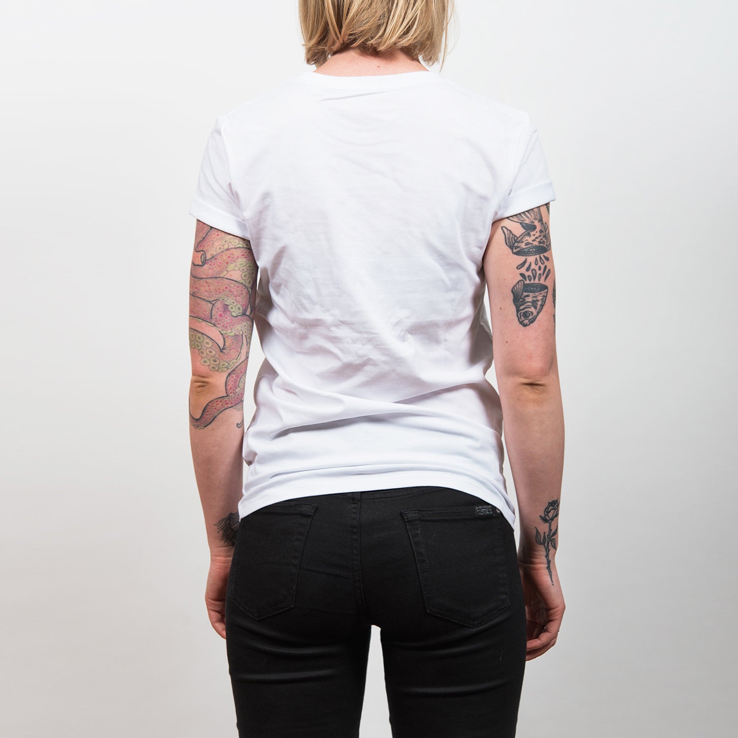 Love Dogs Hate Racism T-Shirt Weiß von NKSP – Rückansicht, Rücken ohne Print